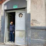 Continuiamo la nostra passeggiata fino via Indipendenza, dove al numero 26 ci imbattiamo in una falegnameria. � quella del 70enne Sebastiano che lavora qui da 30 anni. L�artigiano ci saluta all�ingresso, caratterizzato da un portone sbiadito dal tempo posto sotto un piccolo archetto grigio scuro